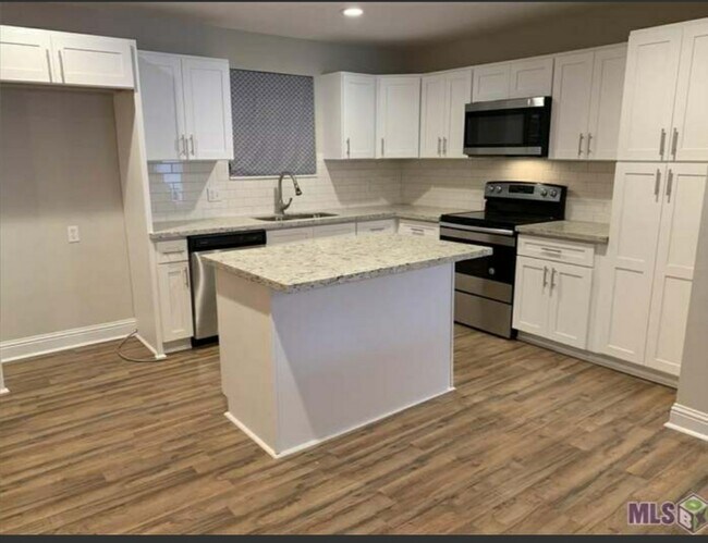 Updated kitchen with soft closing drawers and plenty of storage - 16668 Mockingbird Ln