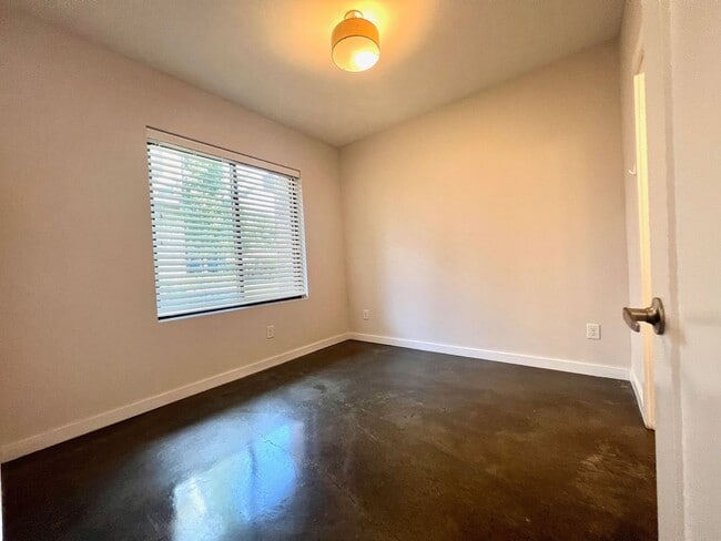 Building Photo - 3 bed/3 bath with Attached 2 Car Garage in...