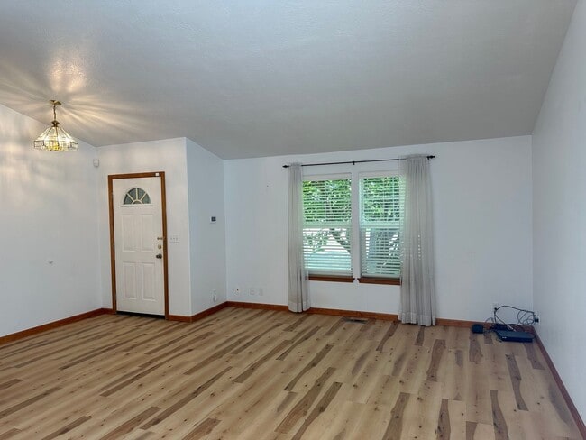 Building Photo - Beautifully updated 3 bedroom 2 bath house...