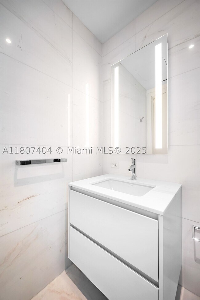 Building Photo - 300 Biscayne Blvd