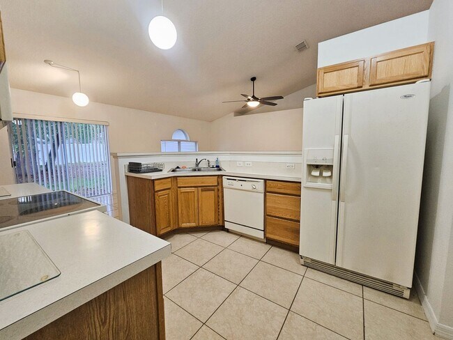 Foto del edificio - Beautiful 4-bed, 2-bath Home, with Functionality with Style,