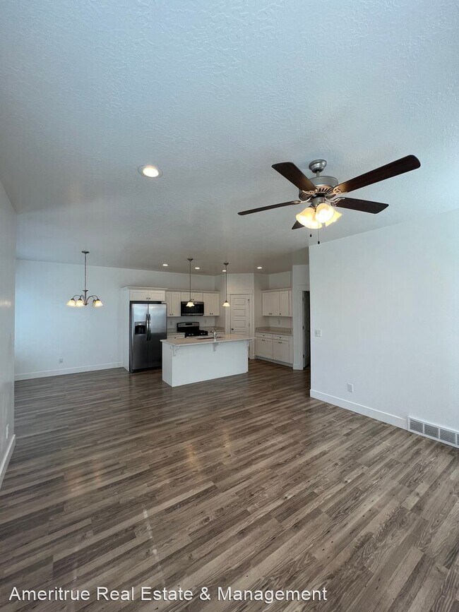 Foto del edificio - 4 br, 2.5 bath House - 4065 W. 1650 N.