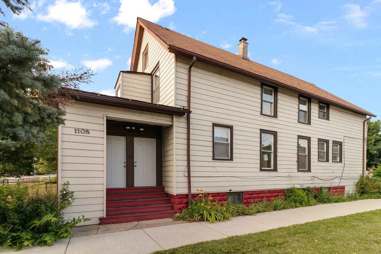 Primary Photo - 1108 Des Plaines Ave