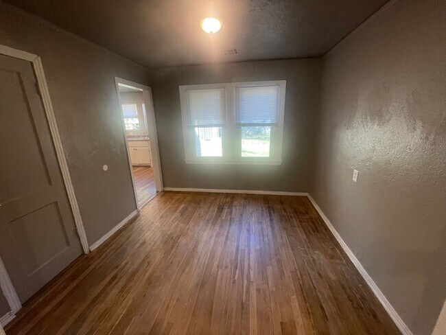 Foto del edificio - 3 bed, 1 bath , beautiful wood floors, fen...