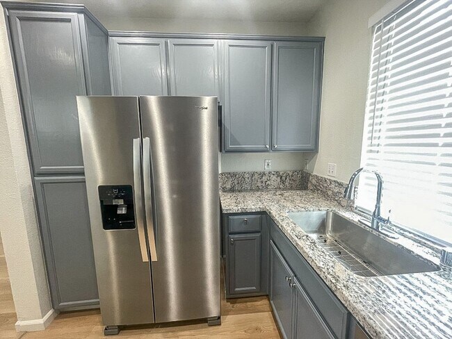 Foto del edificio - Upgraded 3 bedroom 2.5 half bath home in C...
