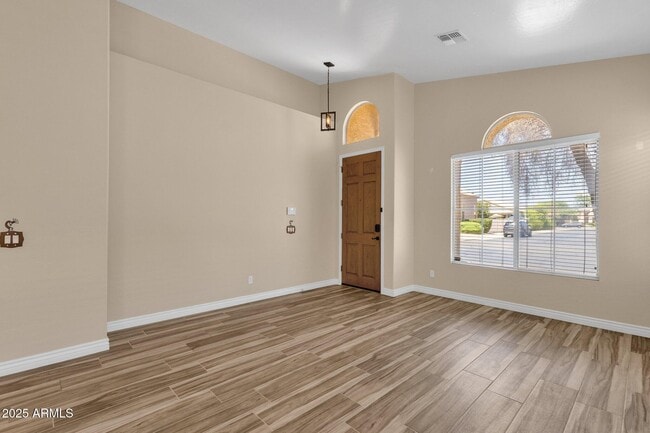 Building Photo - 3261 W Ross Dr