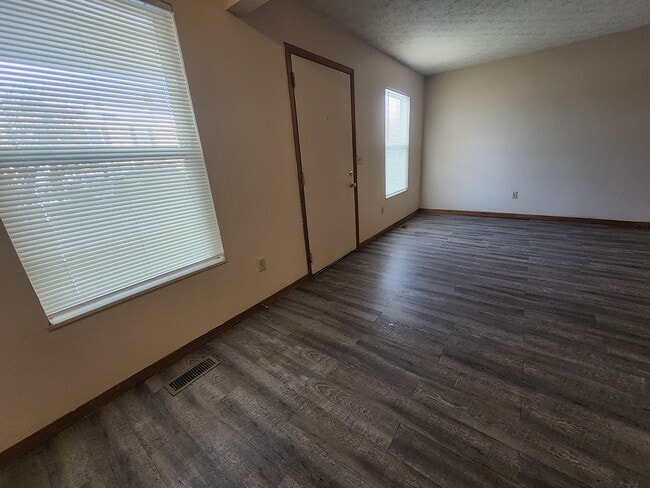 Building Photo - 208 Heritage Cir