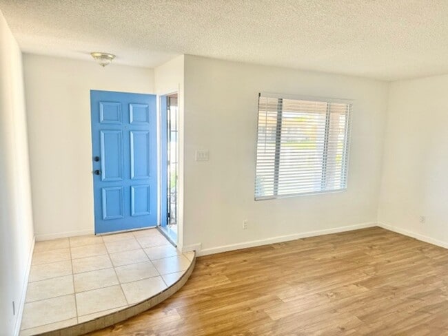 Building Photo - Come settle in and make 4402 W. Altadena A...