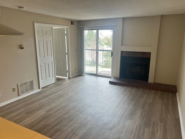 Building Photo - AVAILABLE NOW!  Cozy condo in the Chestnut Community!