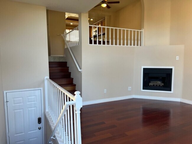 Foto del edificio - Private, Gated and the Heart of Costa Mesa!