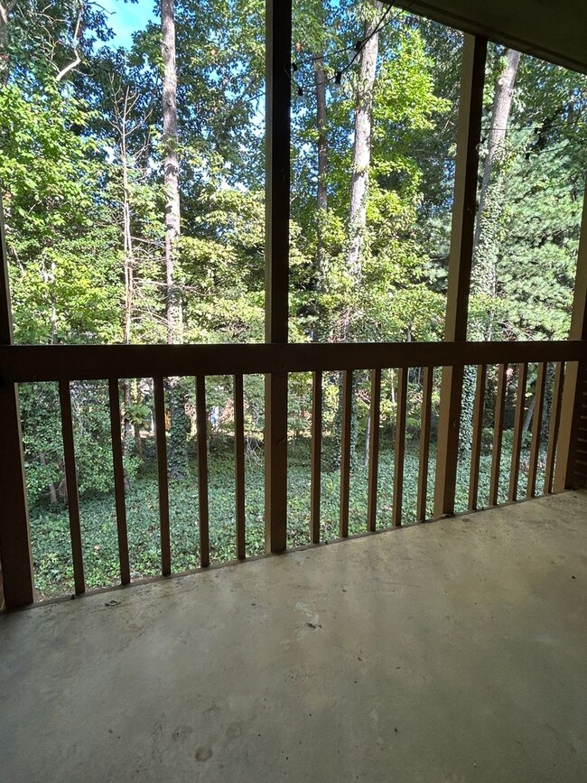 Building Photo - Well maintained second level 2 bedroom con...