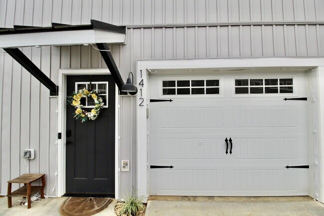 Building Photo - "Impressive 3-Bed Townhouse with Fenced in...