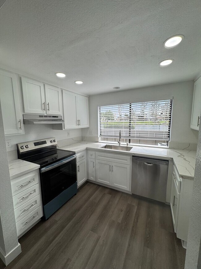 Foto del edificio - Condo with Amazing Lake View!