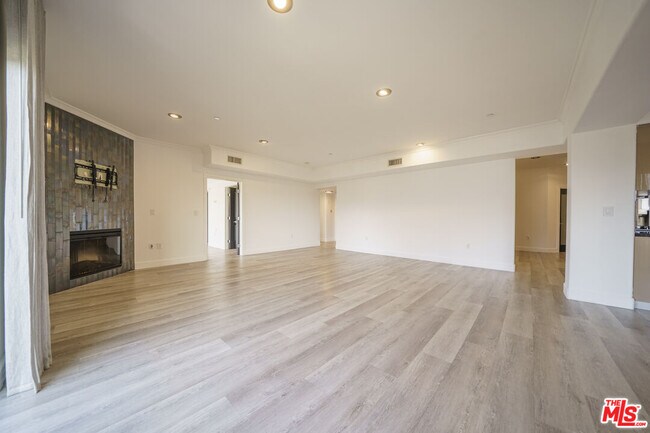 Building Photo - 970 S St Andrews Pl