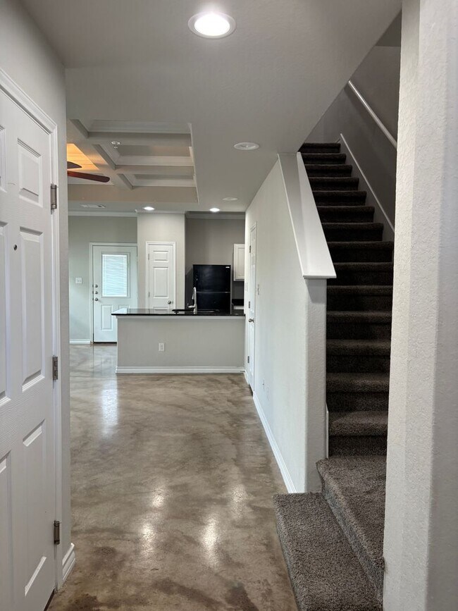Building Photo - Beautiful town home located on the Northea...