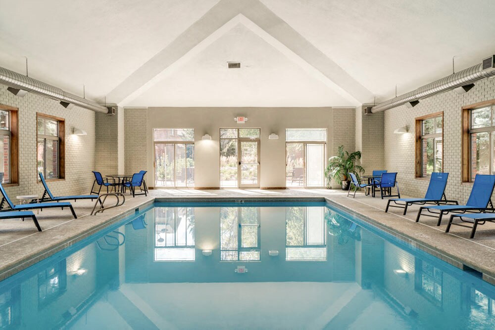 Nade todo el año en nuestra piscina cubierta. - Southwind Villas