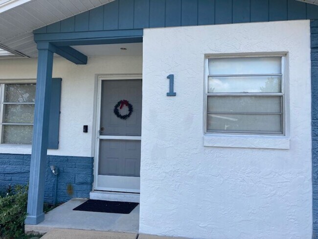 Foto del edificio - 2 bedroom, 1.5 bath home with carport