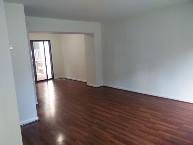 Foto del edificio - Spacious 3 bedroom house For Rent