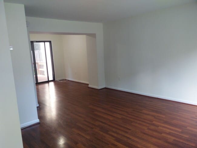 Building Photo - Spacious 3 bedroom house