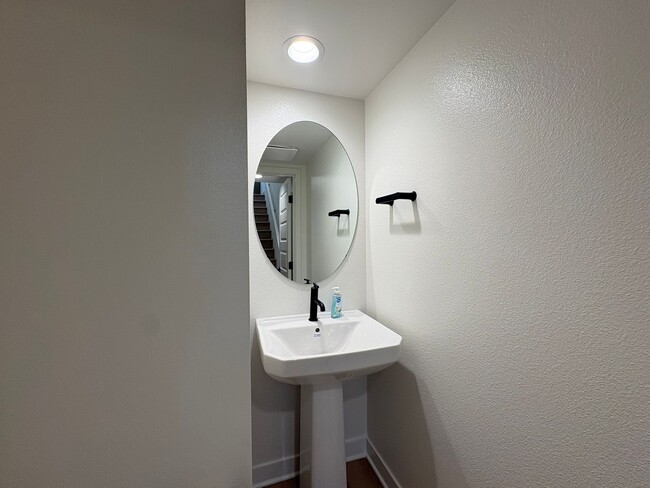 Building Photo - Modern 3BD/3BA in San Marcos