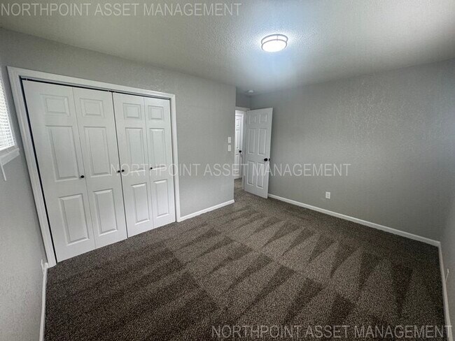 Foto del edificio - Spacious & Bright 3-Bed, 2-Bath Home in Fa...