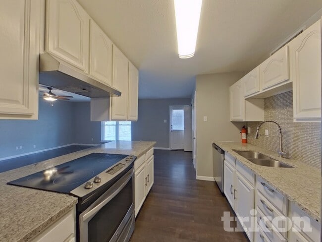 Foto del edificio - 6026 Lakecrest Dr