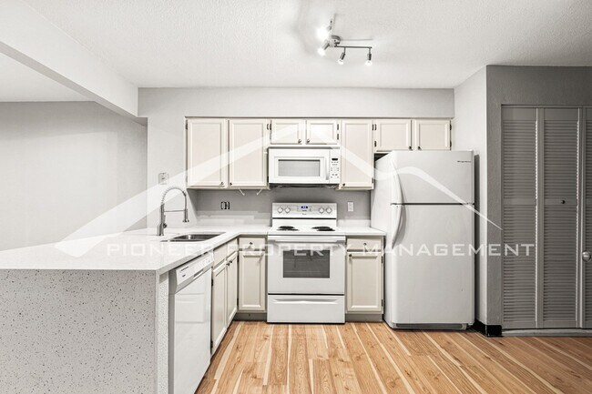 Foto del edificio - Spacious Condo with Washer/Dryer and Centr...