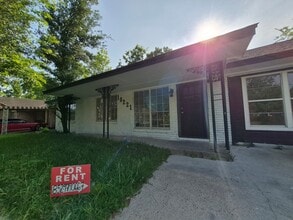 Building Photo - 10221 Bretton Dr