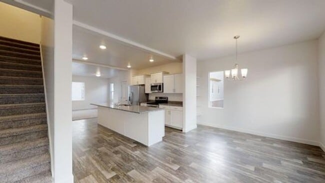 Building Photo - LUXURY TOWNHOME IN OREM!!!