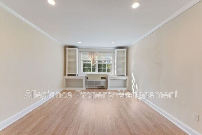 Building Photo - 1732 W Abingdon Dr