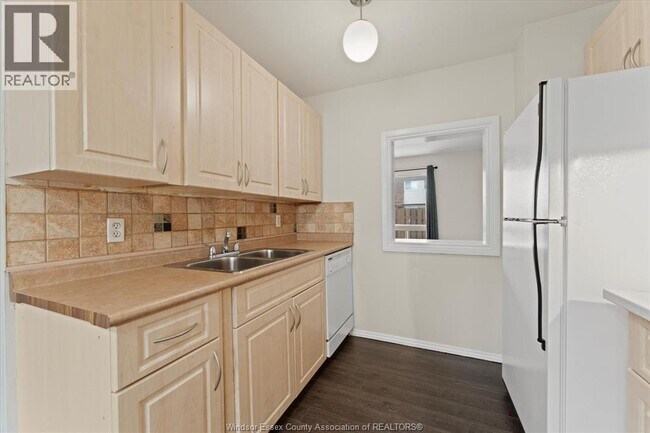 Building Photo - 5442 Lassaline Ave