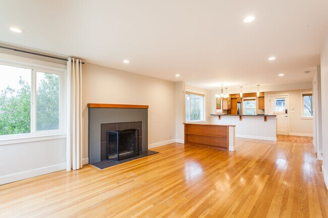 Foto del edificio - Beautiful 4 Bedroom Home in Queen Anne!