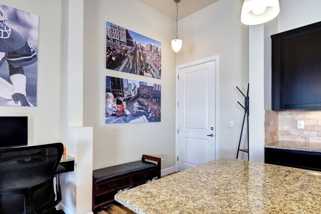 Building Photo - Private 2 bed 2 bath Condo in Inverness En...