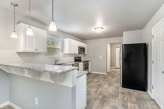 Building Photo - 7215 Primrose Ln