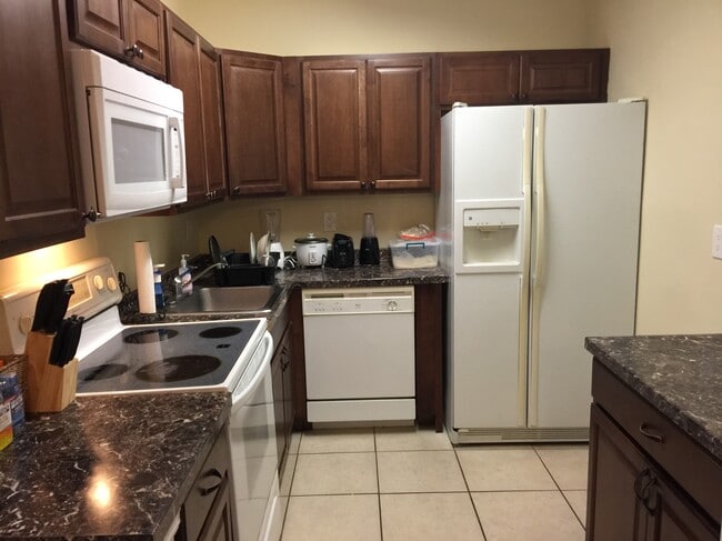 Cocina de cerezo a estrenar - 450 NW 20th St