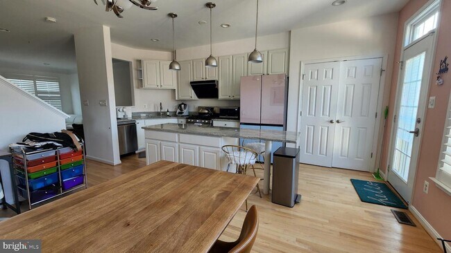 Building Photo - 124 Golden Ash Way