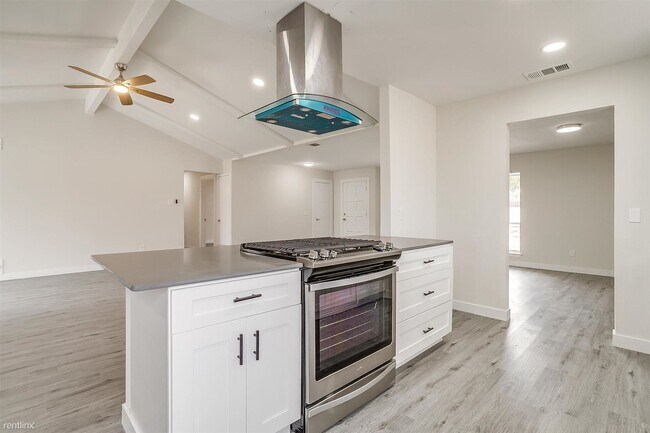 Building Photo - 5 br, 3 bath House - 640 Pinehurst Drive