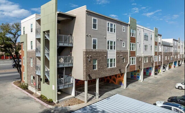 Foto del edificio - 4611 N Interstate 35 Frontage Rd