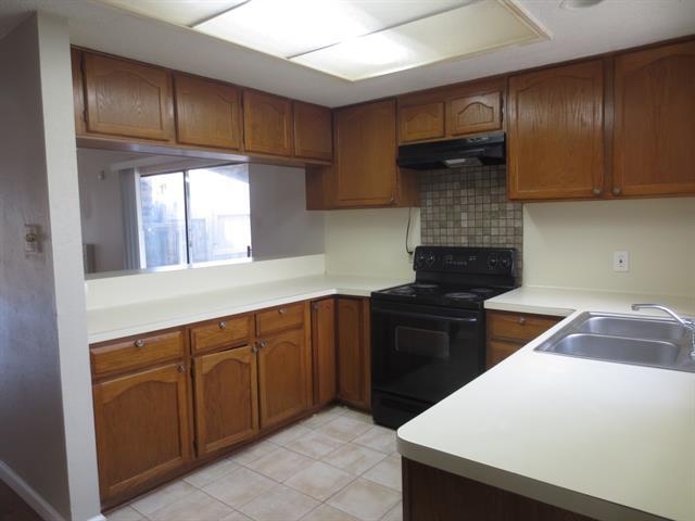 Building Photo - 5905 Royalcrest Dr