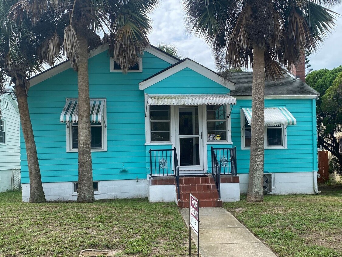 Foto principal - 2 Bedroom Home Walking Distance to Beach