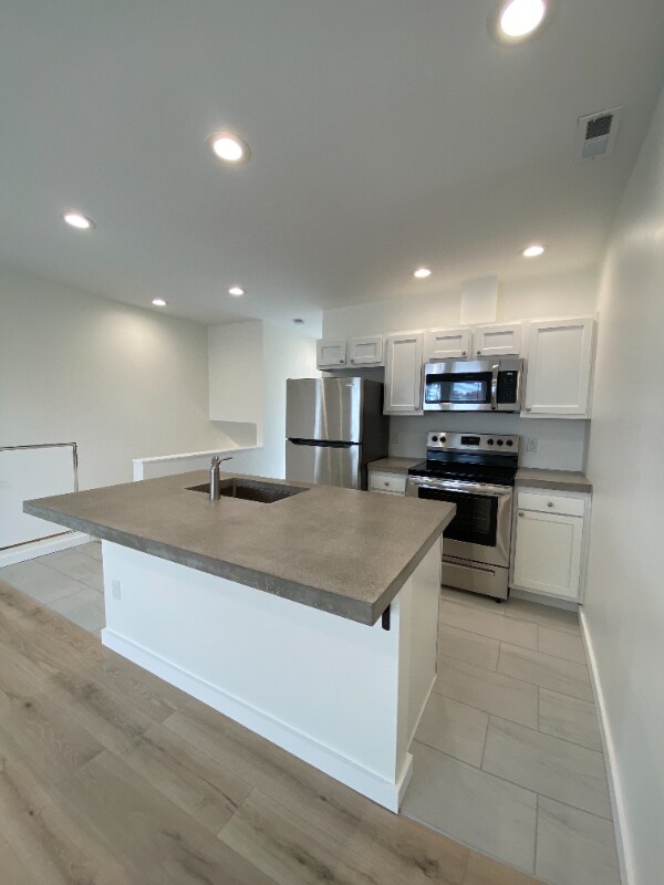 Foto del edificio - 329 W 8th St