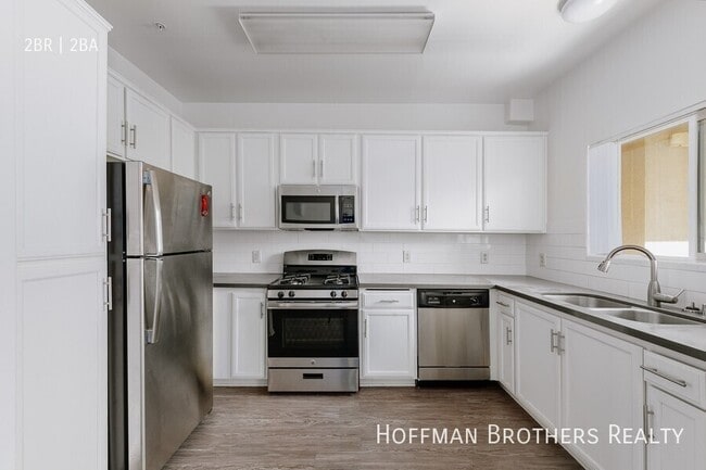 Building Photo - 251 Robinson St