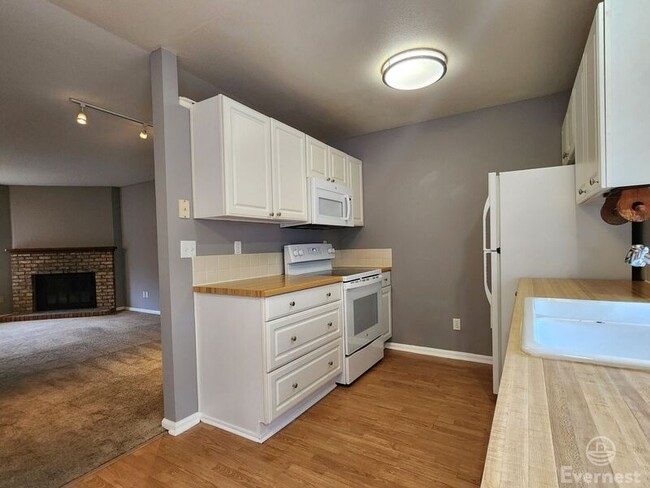 Building Photo - 2828 Silverplume Dr