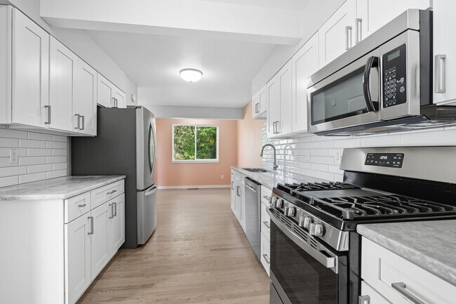 Foto del edificio - 3-bedroom, 2.5 bathroom home across the st...