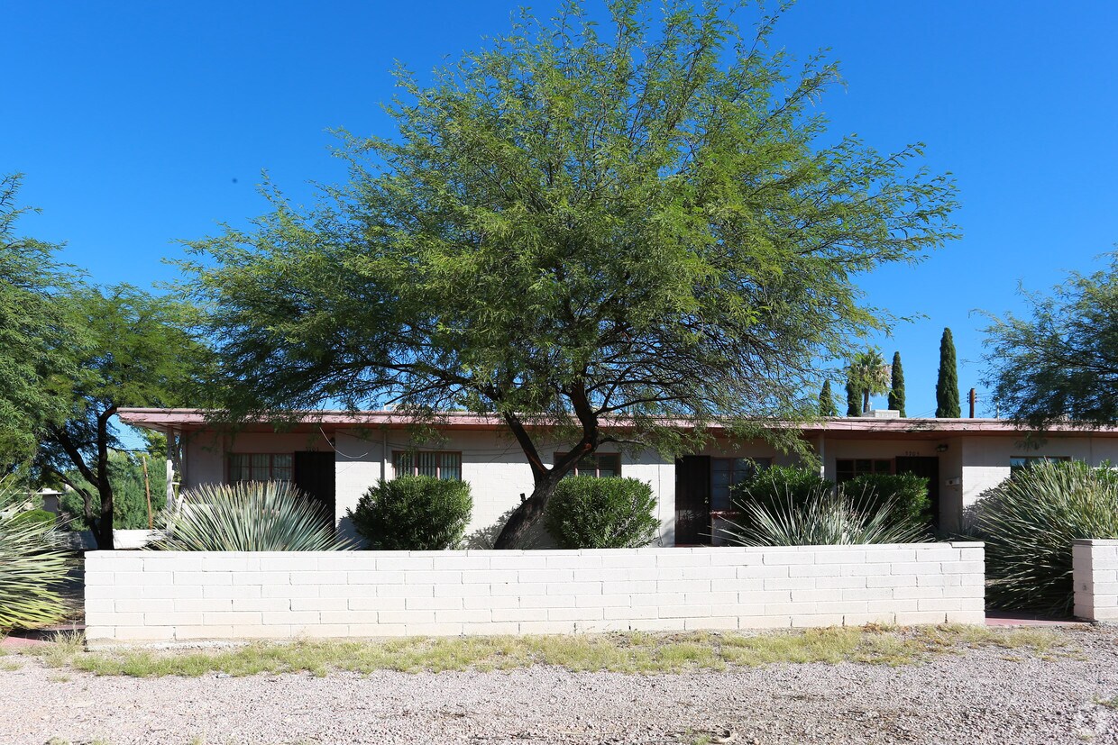 Foto del edificio - 3701-3707 E Fairmount St