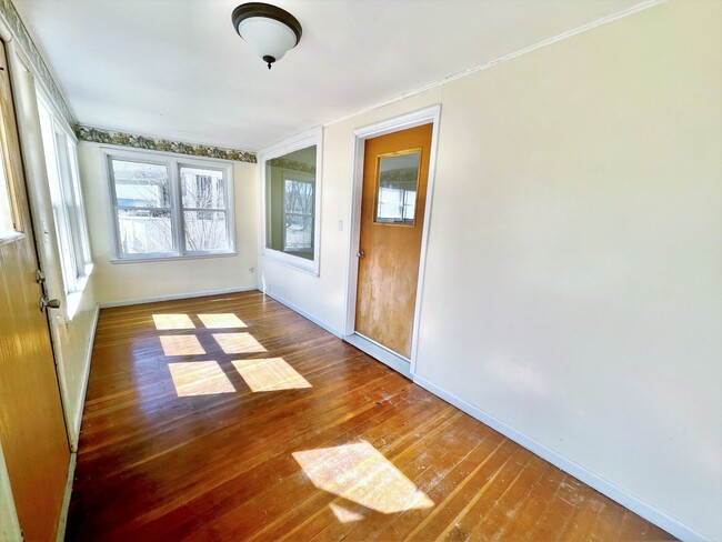 Building Photo - 602 E 2nd- 2 Bedroom house