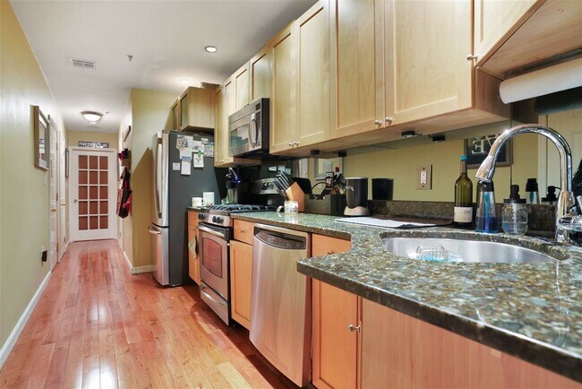 Foto del edificio - 221 Clinton St
