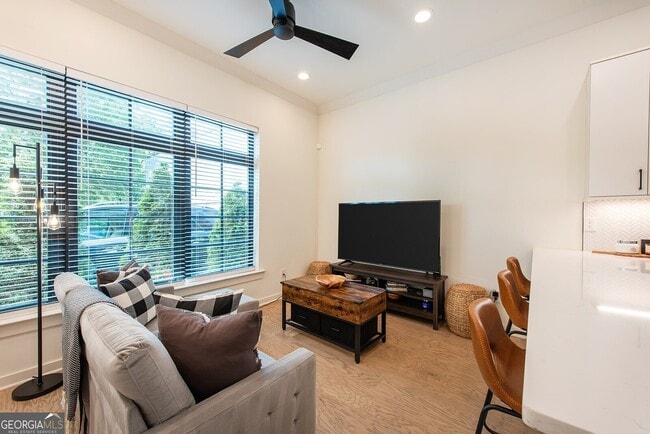 Foto del edificio - 417 E College Ave