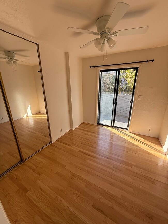 Foto del edificio - 3702-10 Crown Point Dr