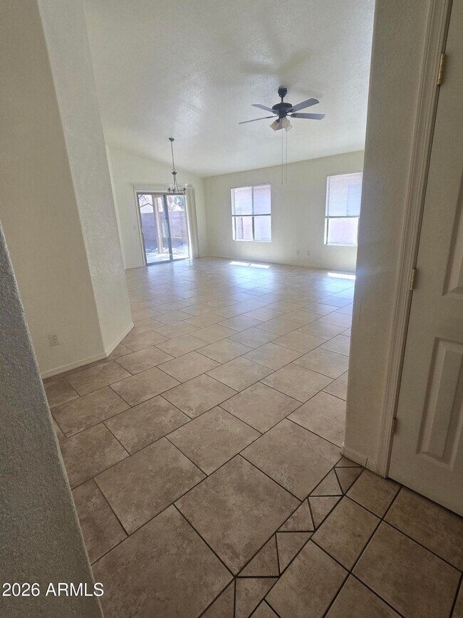 Foto del edificio - 1001 Montrose Ave